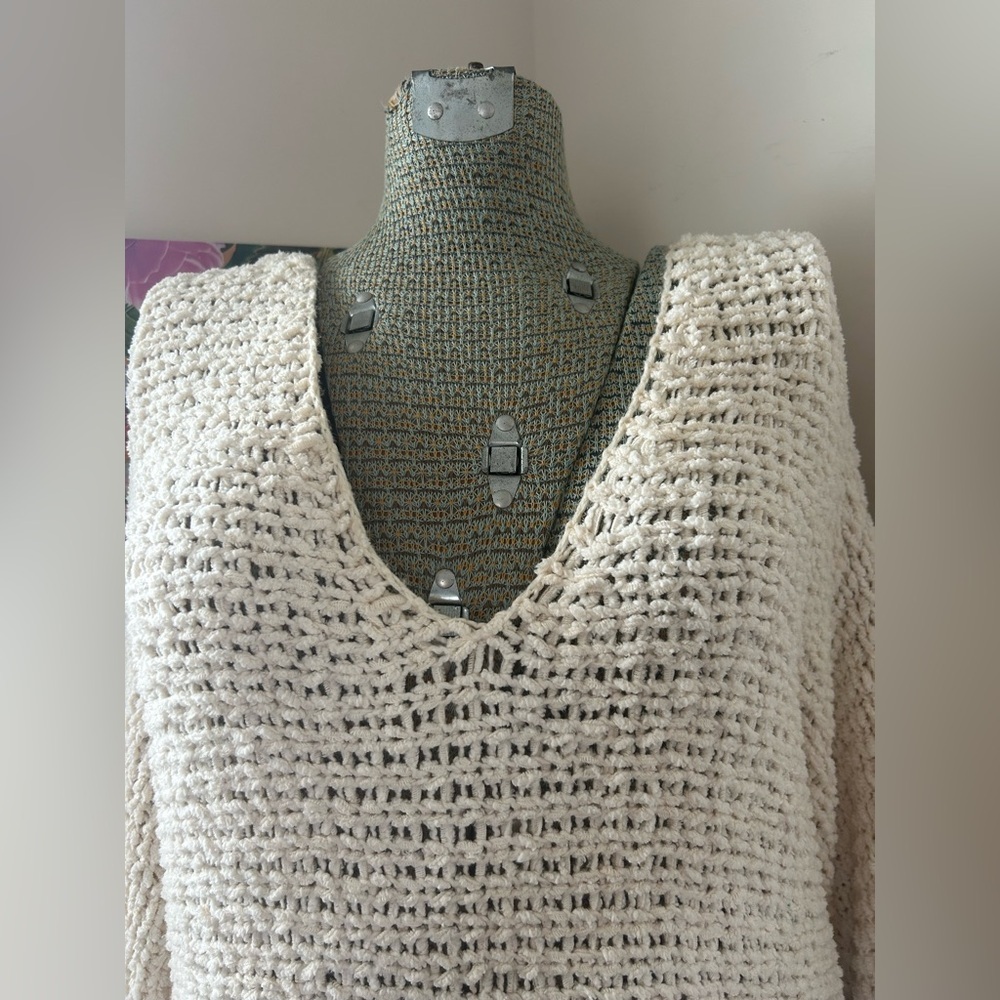 FREE PEOPLE PARK SLOPE V NECK OVERSIZED IVORY SWEATER. ROLLED HEM, LIGHTWEIGHT - Picture 7 of 11